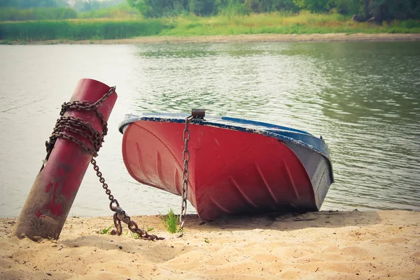 Red boat on the shore — Stock Photo, Image