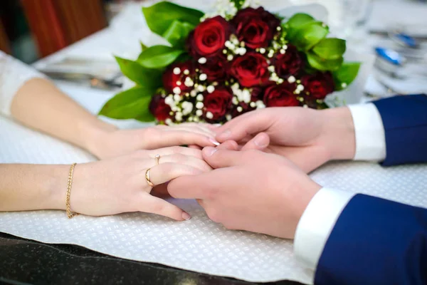 Lovers håller händerna vid bordet — Stockfoto