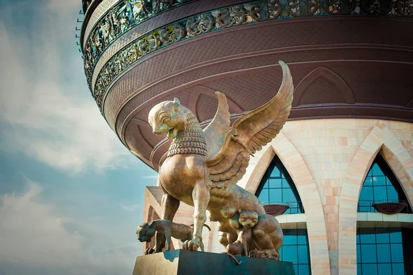 カザンで翼のあるヒョウの彫刻 — ストック写真