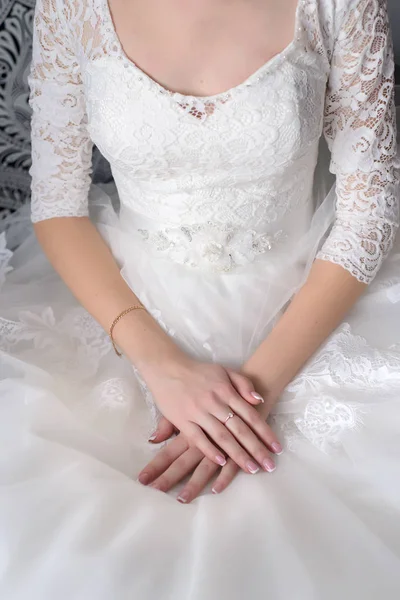Le mani a coppa della sposa — Foto Stock