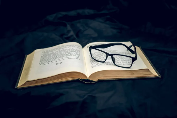眼镜的老书 — 图库照片