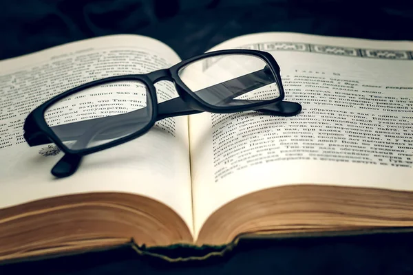 Γυαλιά σε παλιό βιβλίο — Φωτογραφία Αρχείου