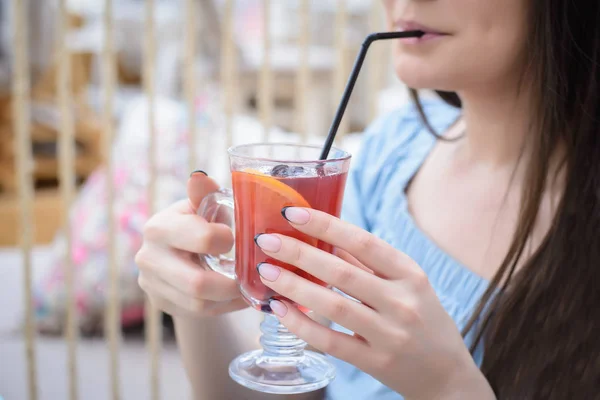 Kamışla mulled şarap içme kadın