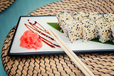 Rulo masaya bir tabak