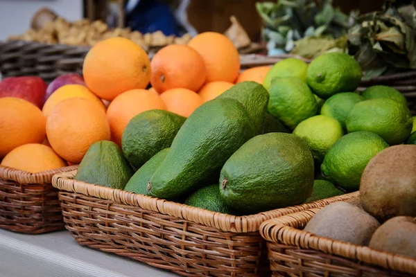 Aguacates en el mostrador — Foto de Stock