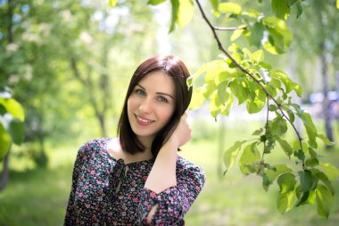 Genç yapraklar arka plan üzerinde güzel kız