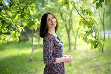 Genç yapraklar arka plan üzerinde güzel kız