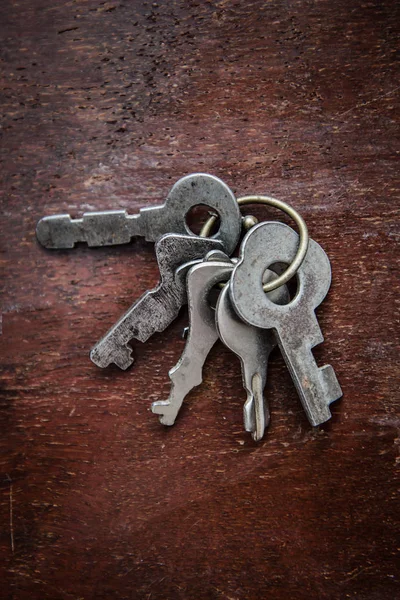 Bündel alter Schlüssel auf einer Holzoberfläche — Stockfoto