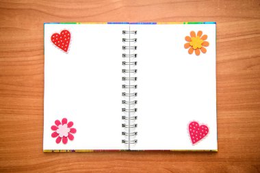 Kalpler ve çiçekler ile açılan not defteri