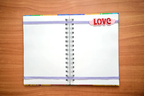 Bloco de notas aberto com palavra Amor — Fotografia de Stock