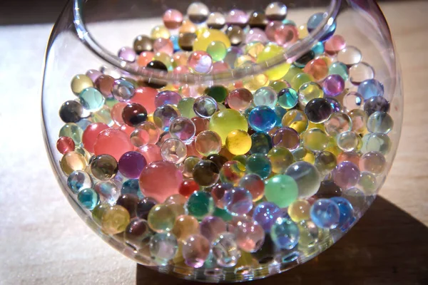 Bolas coloridas em recipientes de vidro — Fotografia de Stock