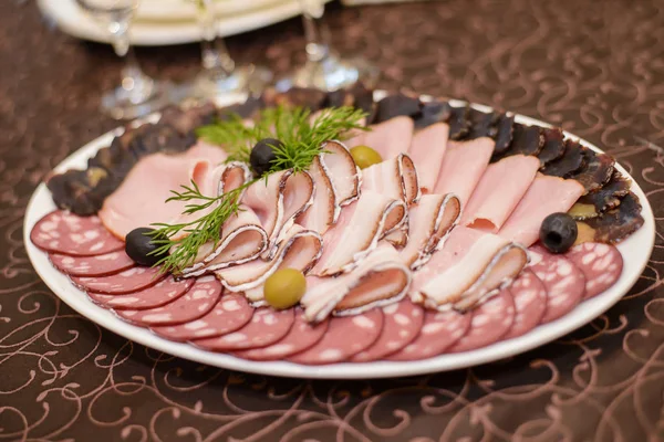 Мясо на праздничном столе — стоковое фото