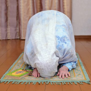 Yaşlı bir Müslüman kadın dua ediyor