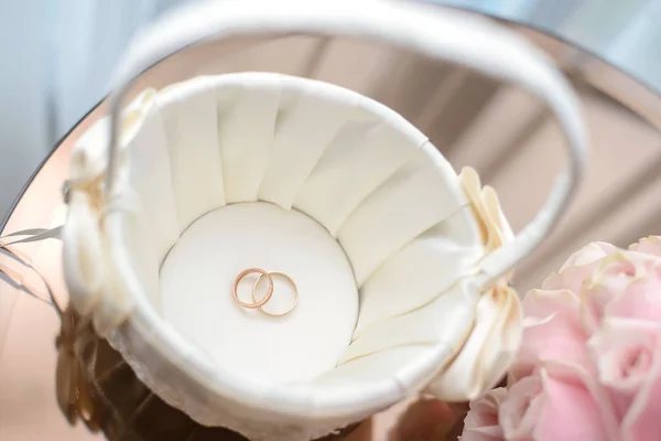 Anéis de casamento em cesta branca — Fotografia de Stock