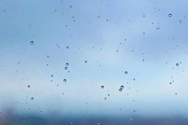 雨滴落在玻璃杯上 — 图库照片