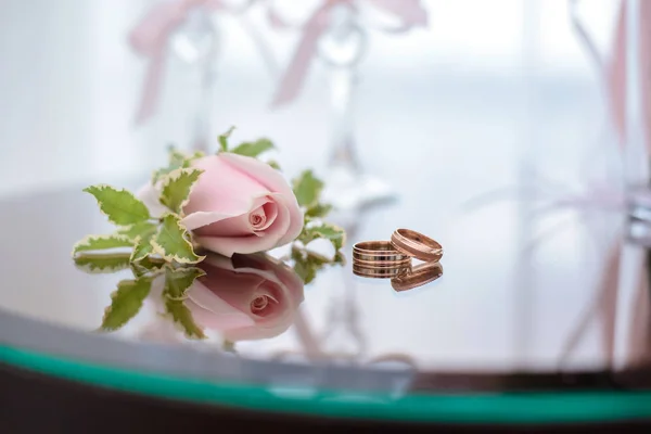 Anéis de casamento estão ao lado da casa de botão — Fotografia de Stock