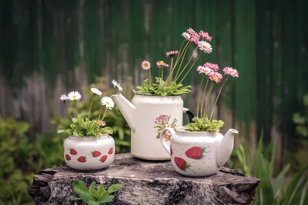 Die Zusammensetzung der alten weißen Wasserkocher, Telefon, Vase mit Blumen — Stockfoto