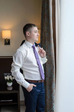 pencerenin önünde duran genç bir adam用作装饰材料彩色的枝