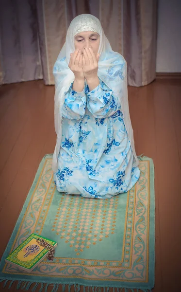 Uma mulher muçulmana idosa reza — Fotografia de Stock
