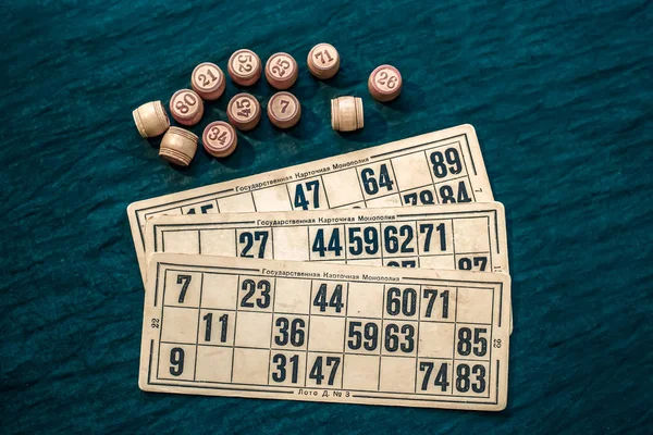 El juego del bingo sobre un fondo verde — Foto de Stock