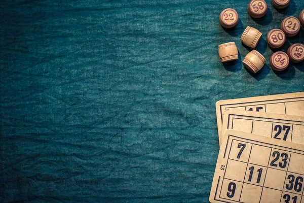 Kopya alanı ile yeşil bir arka plan üzerinde bingo oyunu