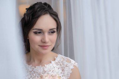 güzel bir gelin pencereden dışarı bakarak