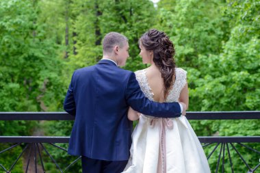 Sırtını kameraya köprüde düğün günü ayakta sarılma gelin damat