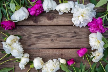 Ahşap arka plan üzerinde beyaz ve pembe peonies oval çerçeve