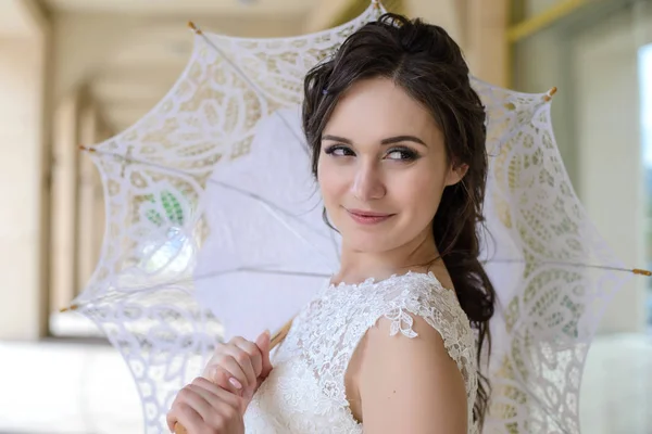 The bride with white umbrella — Stock Photo, Image