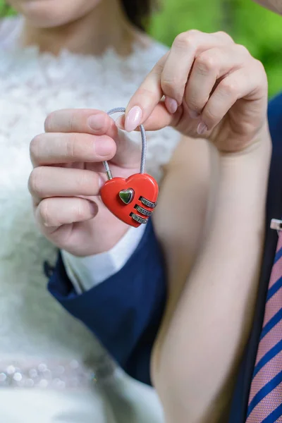 Paret håller bröllop lås — Stockfoto