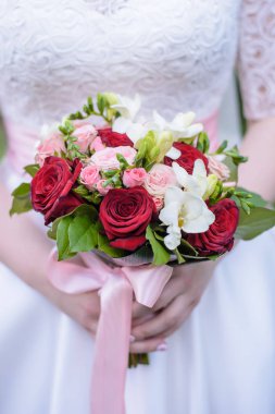 Gelinin elinde düğün buketi