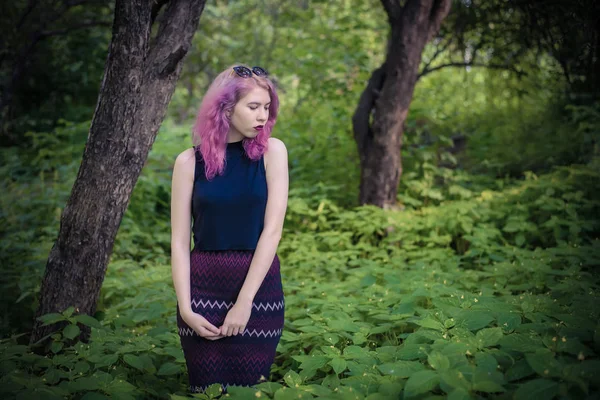 在树林里的紫色头发的小女孩 — 图库照片