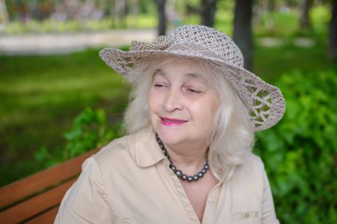 Park gülümseyen yaşlı bir kadın