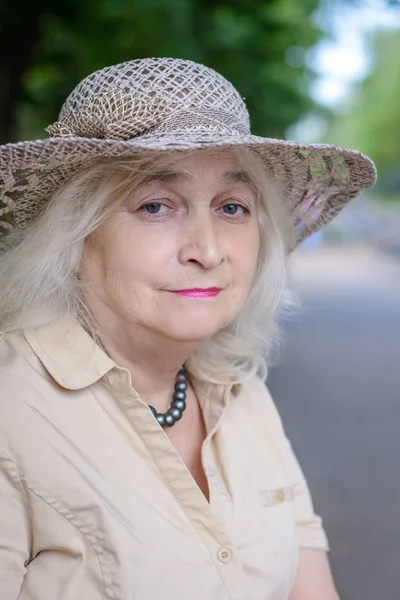 Portret van een bejaarde vrouw in het park — Stockfoto