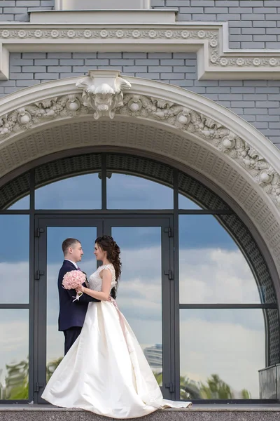 Gelin ve damat kucaklayan ve birbirine bakarak