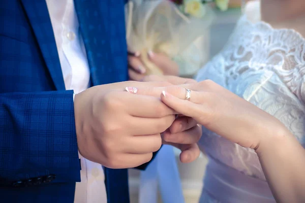 Brudgummen bär vigselring till bruden — Stockfoto