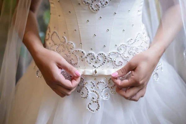 Sposa regola il suo fiocco bianco su abito da sposa — Foto Stock