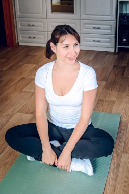 Evde spor kız gider