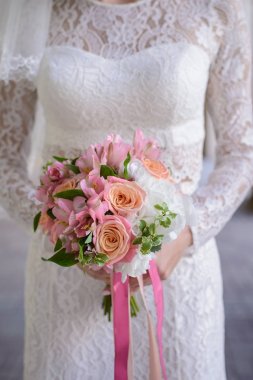 Güzel düğün buketi Gelinin ellerinde