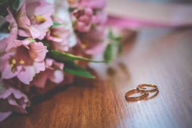 Alyanslar ahşap yüzeyde