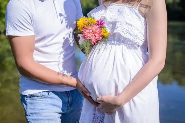 W ciąży para spodziewa się dziecka brzuch gospodarstwa — Zdjęcie stockowe