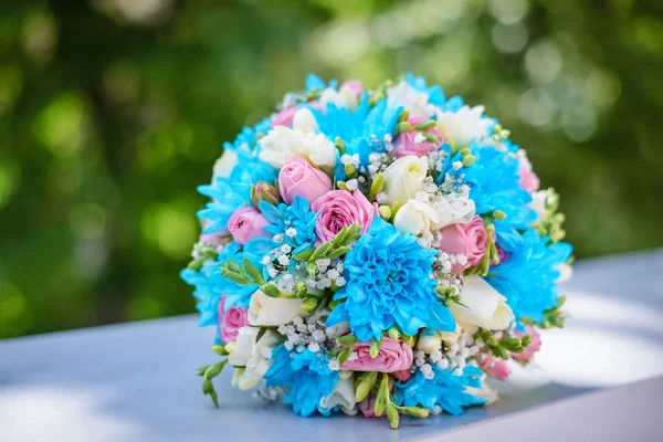 Bukiet ślubny kolorów niebieski, biały i różowy — Zdjęcie stockowe