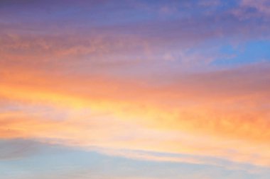 Gökyüzünde güzel bir günbatımı