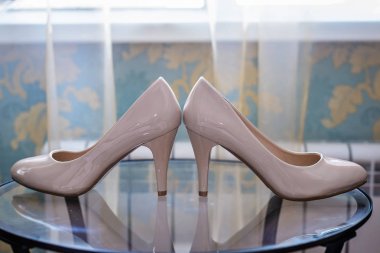 Zarif bej yüksek topuklu ayakkabılar