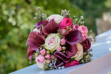 Düğün buketi yeşil yeşillik bir arka plan üzerinde