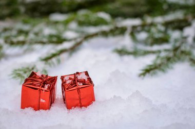 Noel hediyeleri karda ile kırmızı kutuları