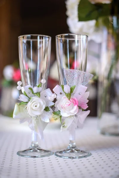 Decorated wedding glasses on a festive table — Stock Photo, Image