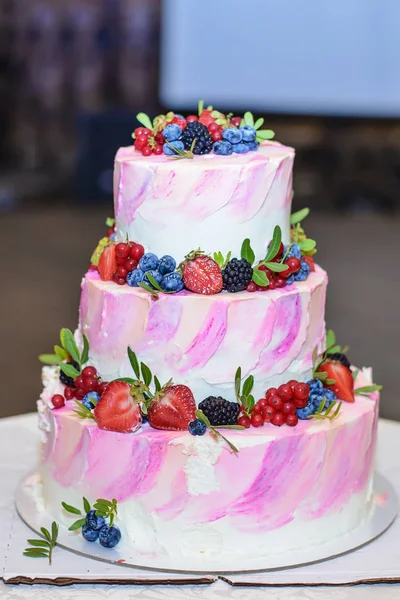 Piękny tort weselny z jagód — Zdjęcie stockowe