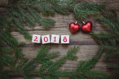 Noel ağacı dalları, numara 2018 ve iki kırmızı kalpler bloklarla resimle