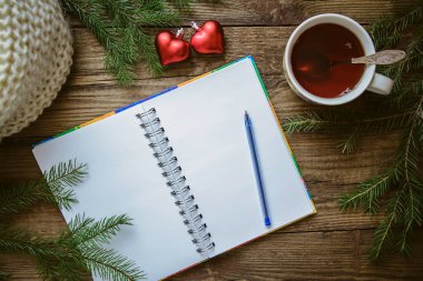 Kış Noel resmi: Not Defteri ile kalem, çay, köknar kepek